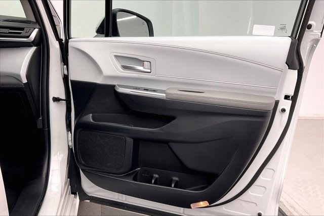 Used 2025 Toyota Sienna XLE image 27