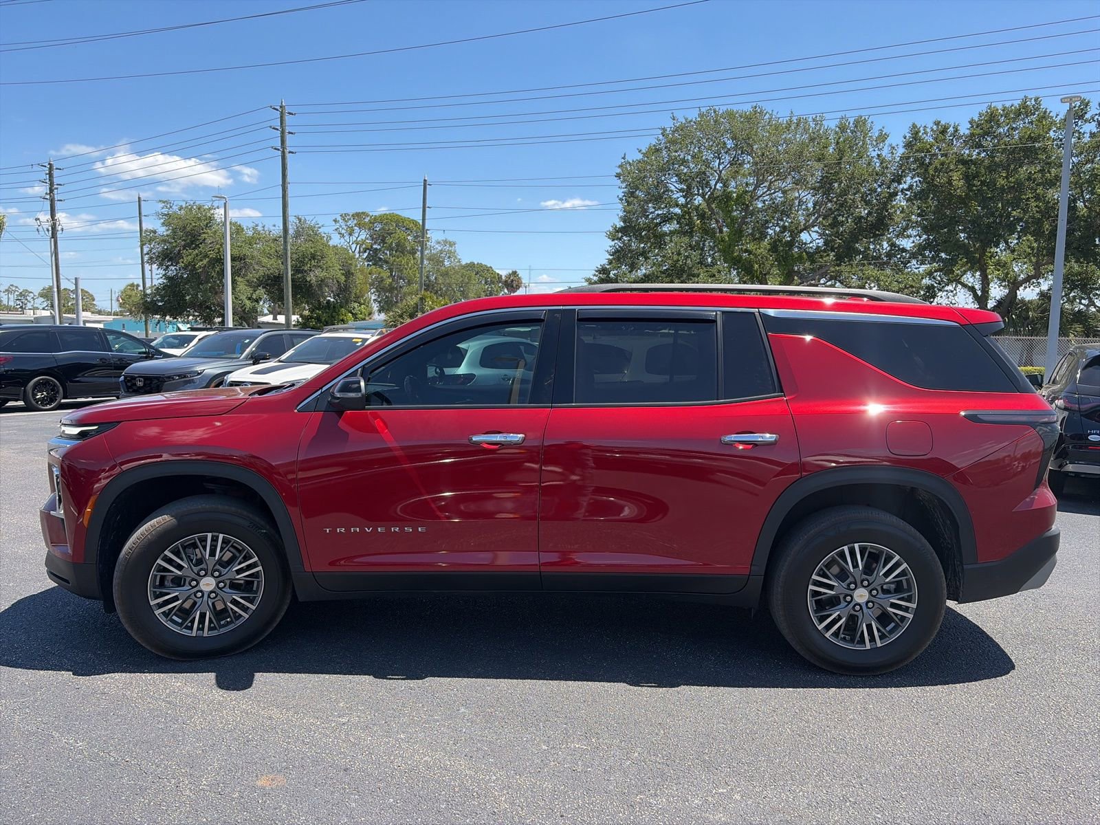 Used 2025 Chevrolet Traverse LT FWD image 4