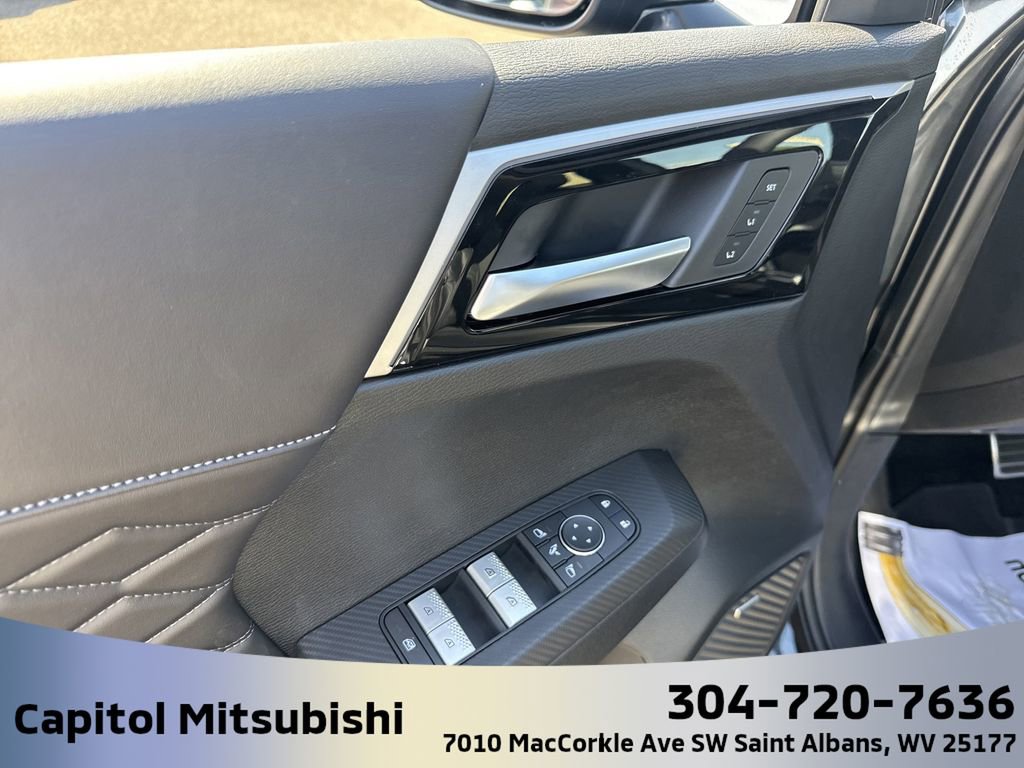 New 2025 Mitsubishi Outlander SEL image 17