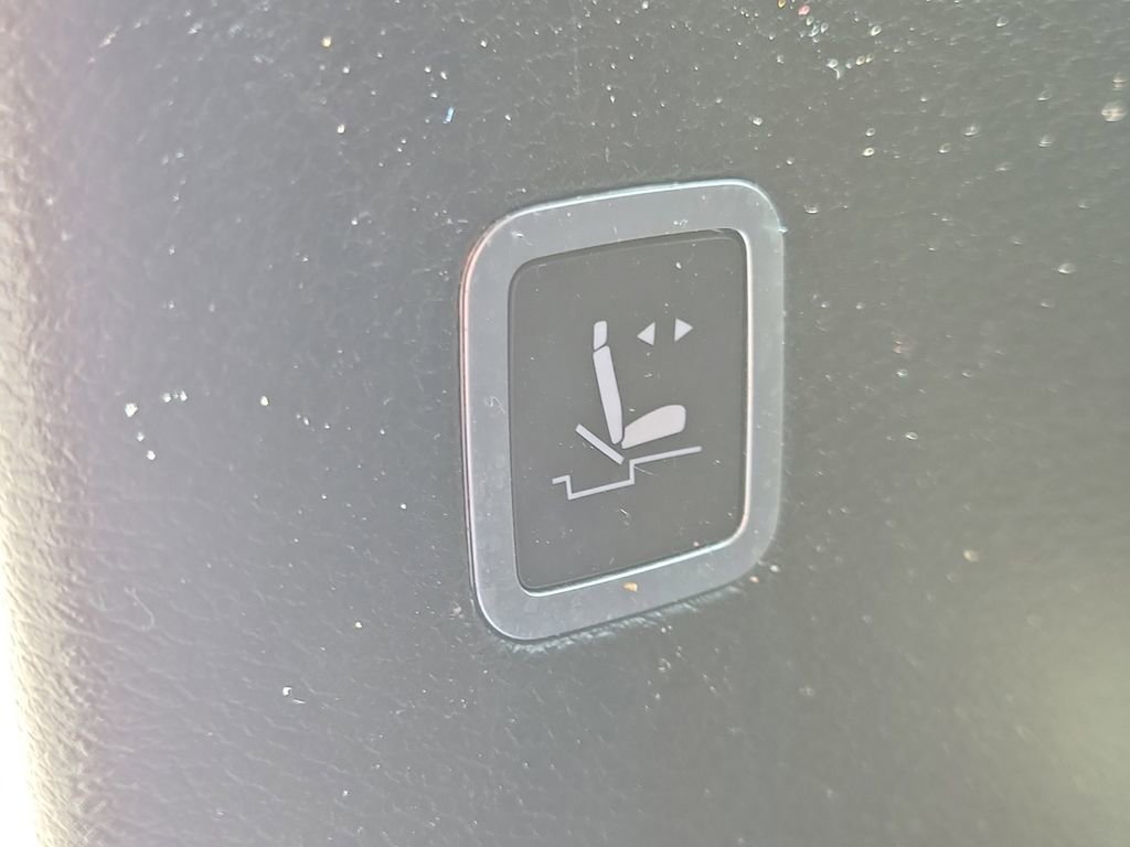 Used 2018 Chrysler Pacifica Touring-L FWD image 16