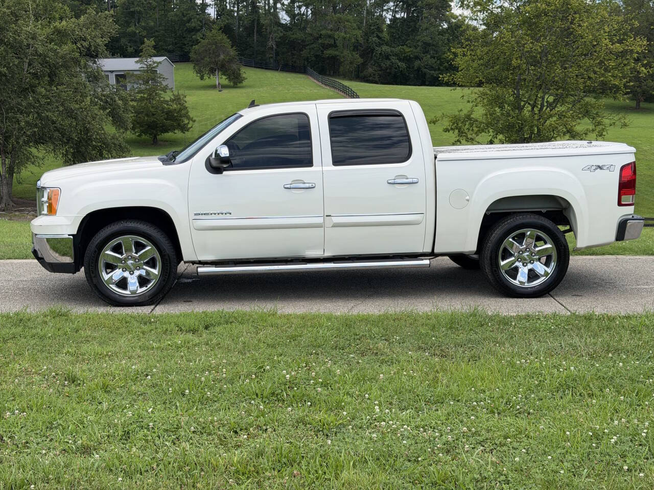 Used 2013 GMC Sierra 1500 SLT w/ SLT White Diamond Edition AWD/4WD image 3