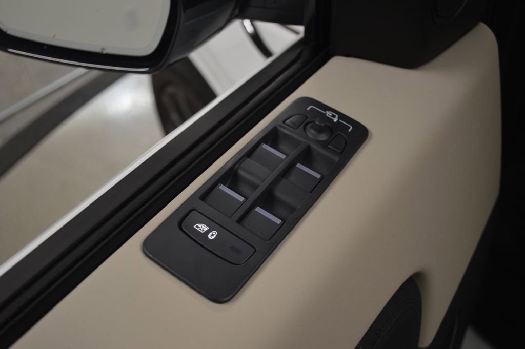 Used 2025 Land Rover Discovery Sport S image 18