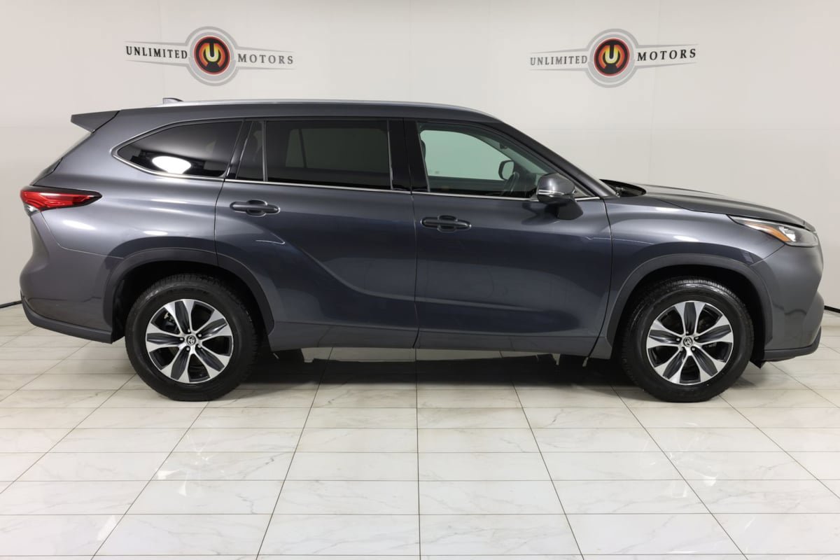 Used 2020 Toyota Highlander XLE FWD image 2