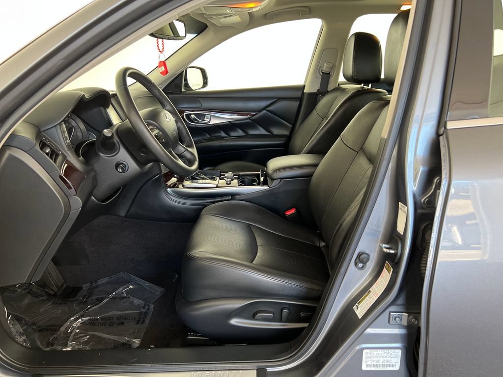 Used 2017 INFINITI Q70 3.7 RWD image 11