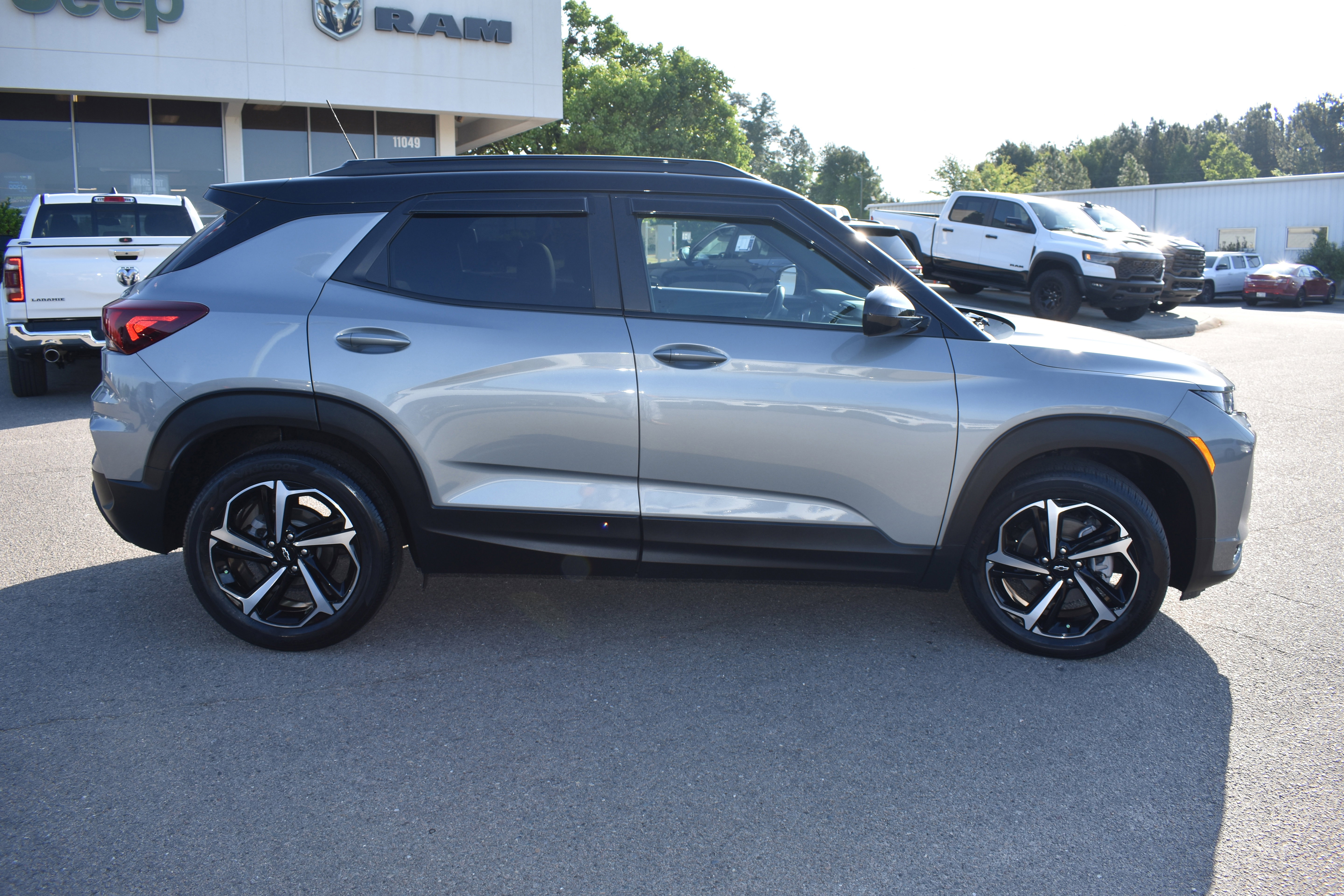 Used 2023 Chevrolet TrailBlazer RS w/ Sun and Liftgate Package FWD image 10