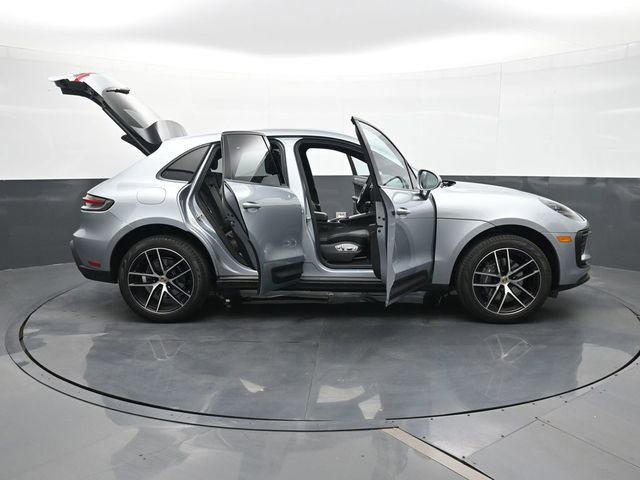Used 2025 Porsche Macan image 33