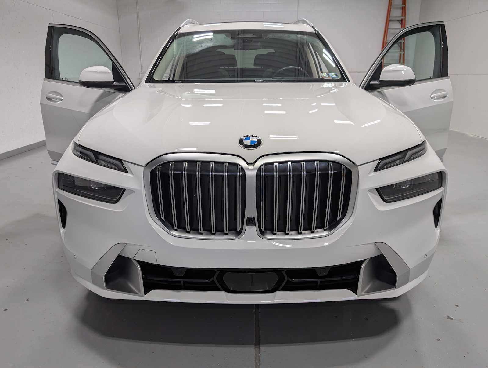 Used 2023 BMW X7 xDrive40i w/ Climate Comfort Package image 14