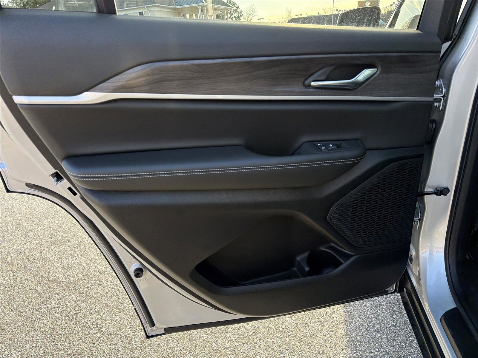 New 2025 Jeep Grand Cherokee L Limited w/ Black Appearance Package image 24