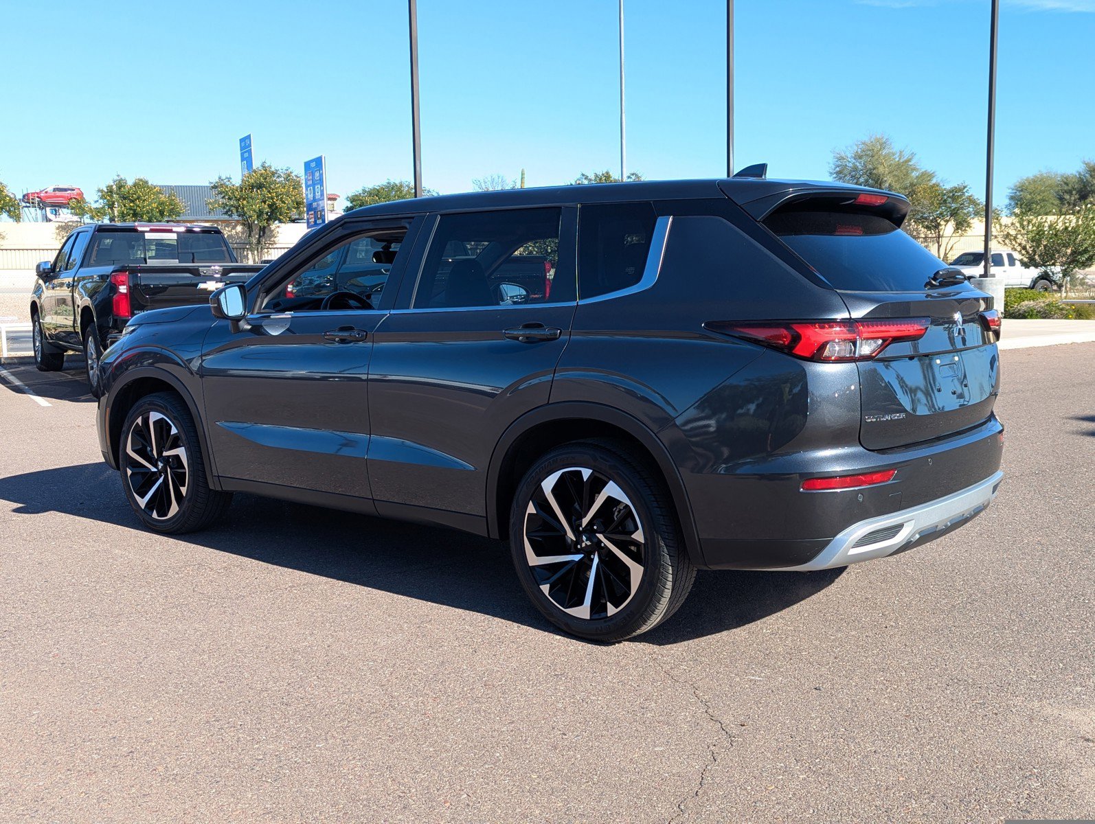 Used 2024 Mitsubishi Outlander SE image 4