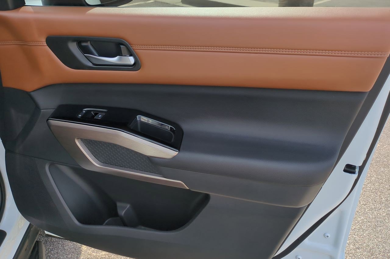 Certified 2025 Nissan Pathfinder Platinum AWD/4WD image 40