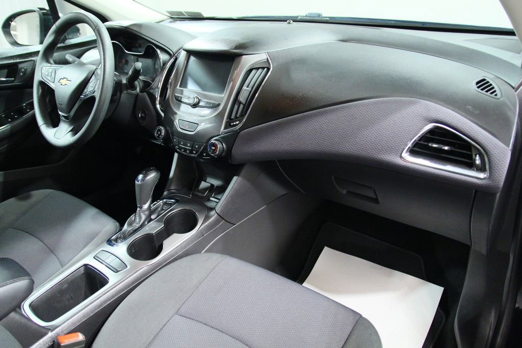 Used 2018 Chevrolet Cruze LT w/ Convenience Package FWD image 19