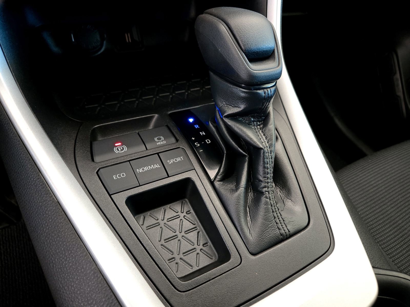 Used 2021 Toyota RAV4 LE image 19