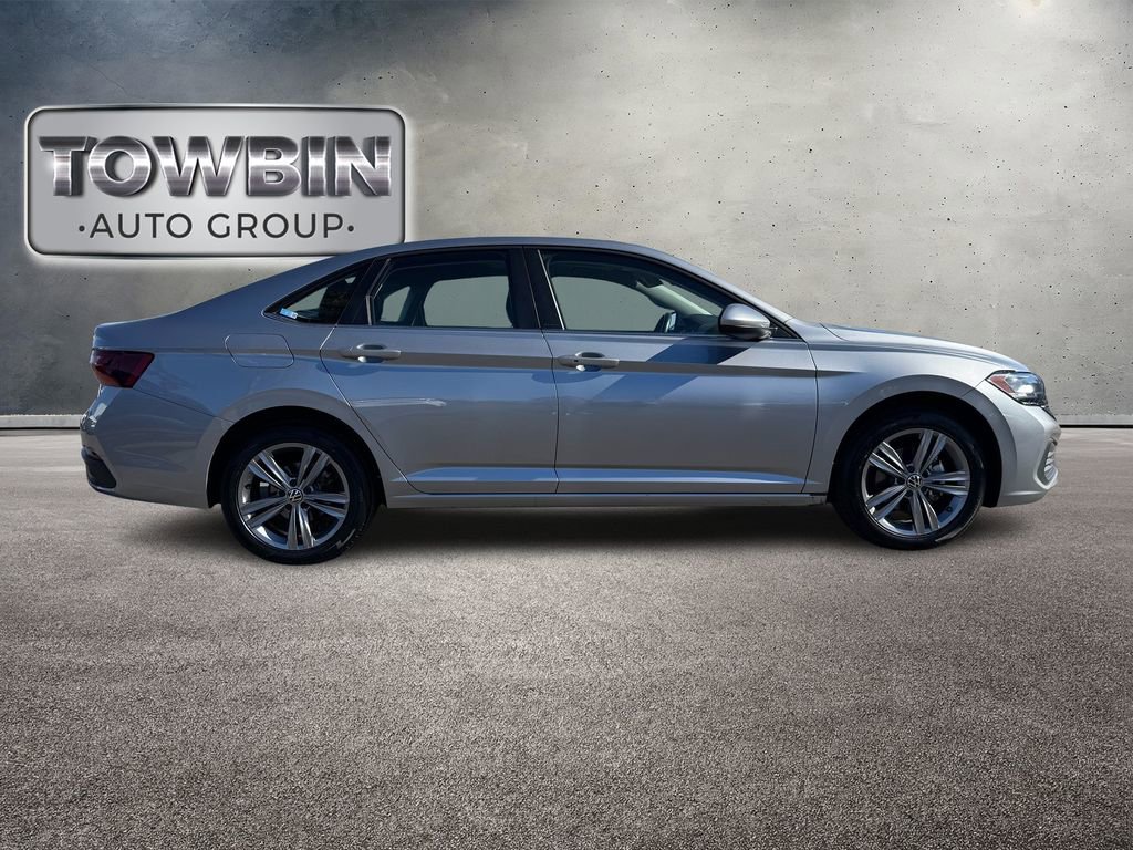 Used 2024 Volkswagen Jetta SE image 3