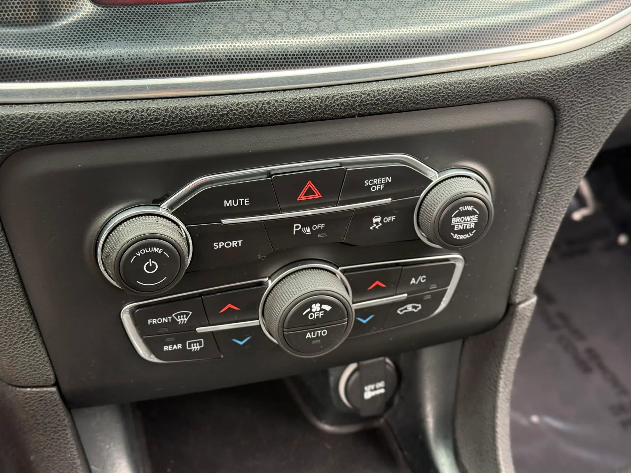 Used 2018 Dodge Charger R/T w/ Beats Audio Group RWD image 25