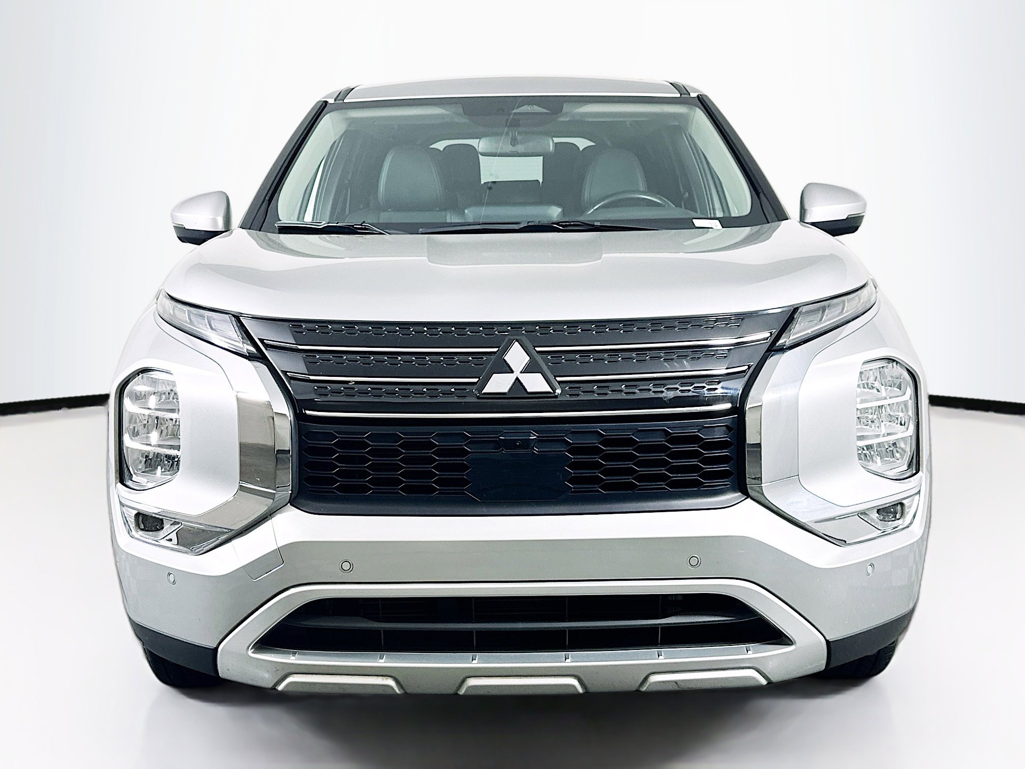 Used 2024 Mitsubishi Outlander SE image 2