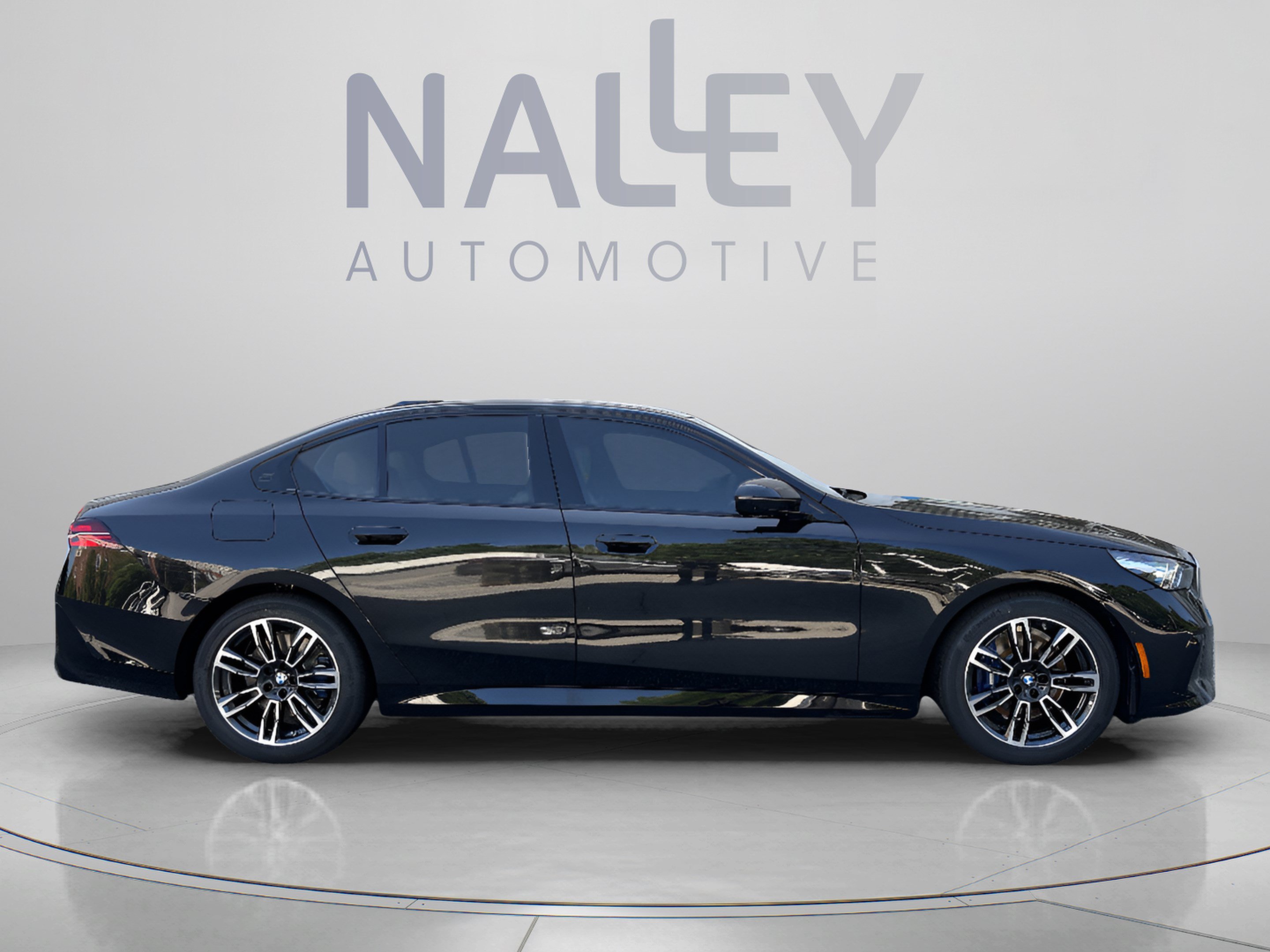 Used 2027 BMW 530i w/ M Sport Package RWD image 4