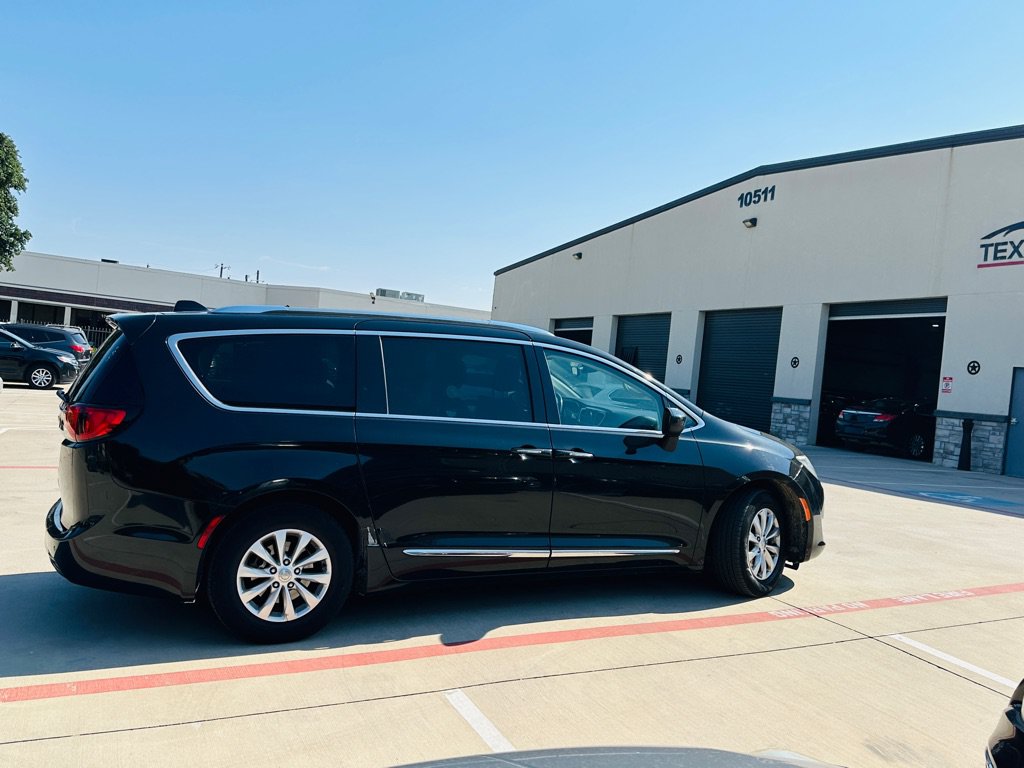 Used 2019 Chrysler Pacifica Touring-L FWD image 14