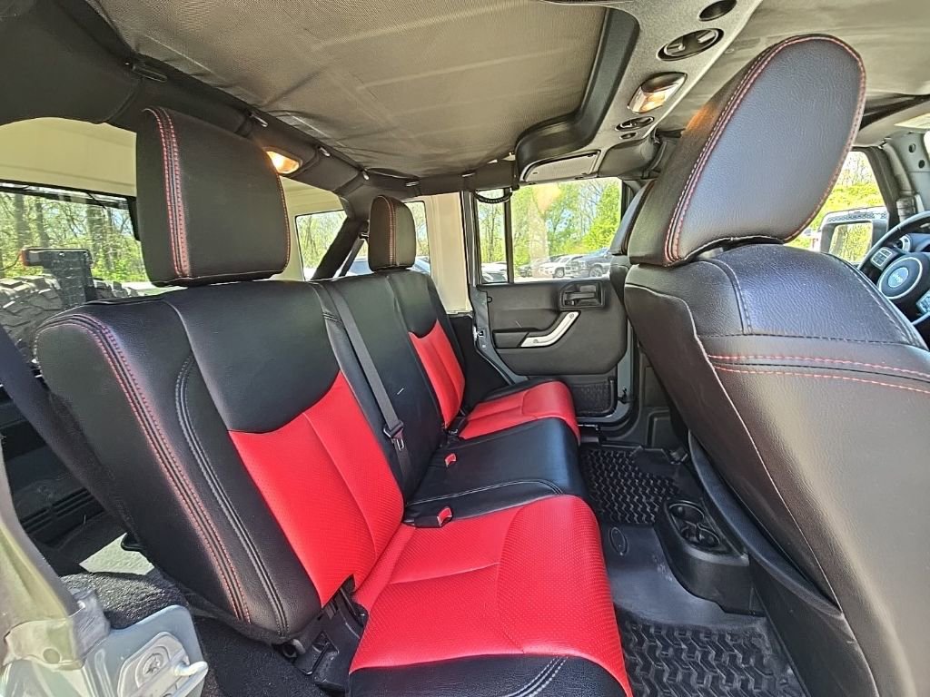 Used 2015 Jeep Wrangler Unlimited Rubicon w/ Connectivity Group image 18