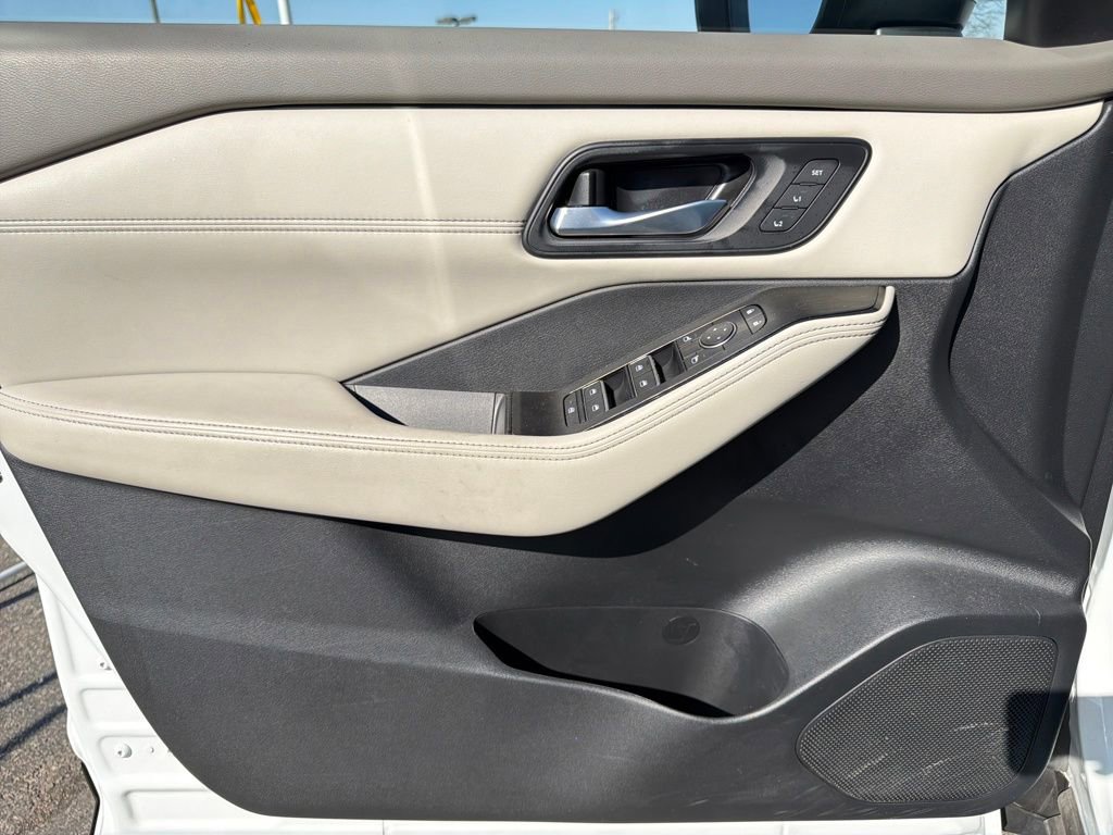 Used 2025 Nissan Rogue SL w/ SL Premium Package image 11