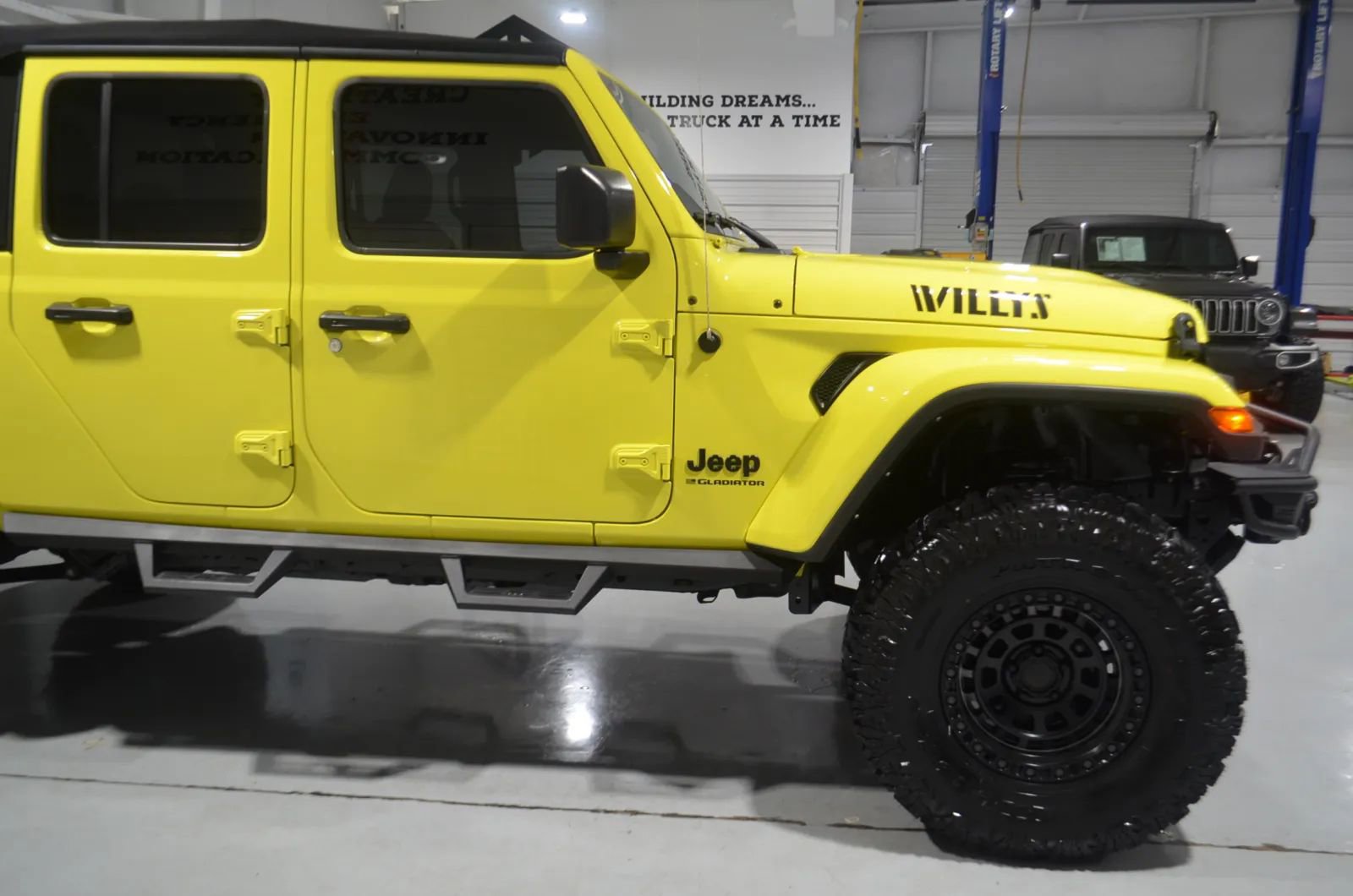 Used 2023 Jeep Gladiator Sport image 7