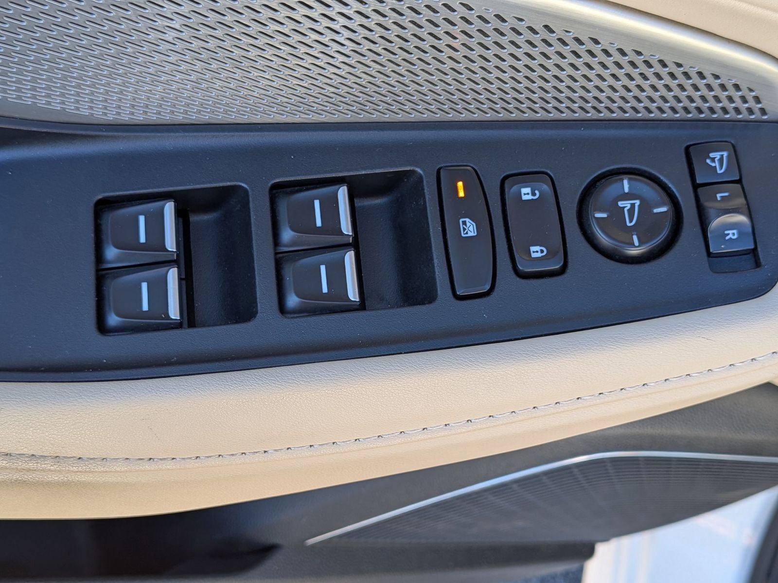 Used 2023 Acura MDX SH-AWD w/ Technology Package image 14