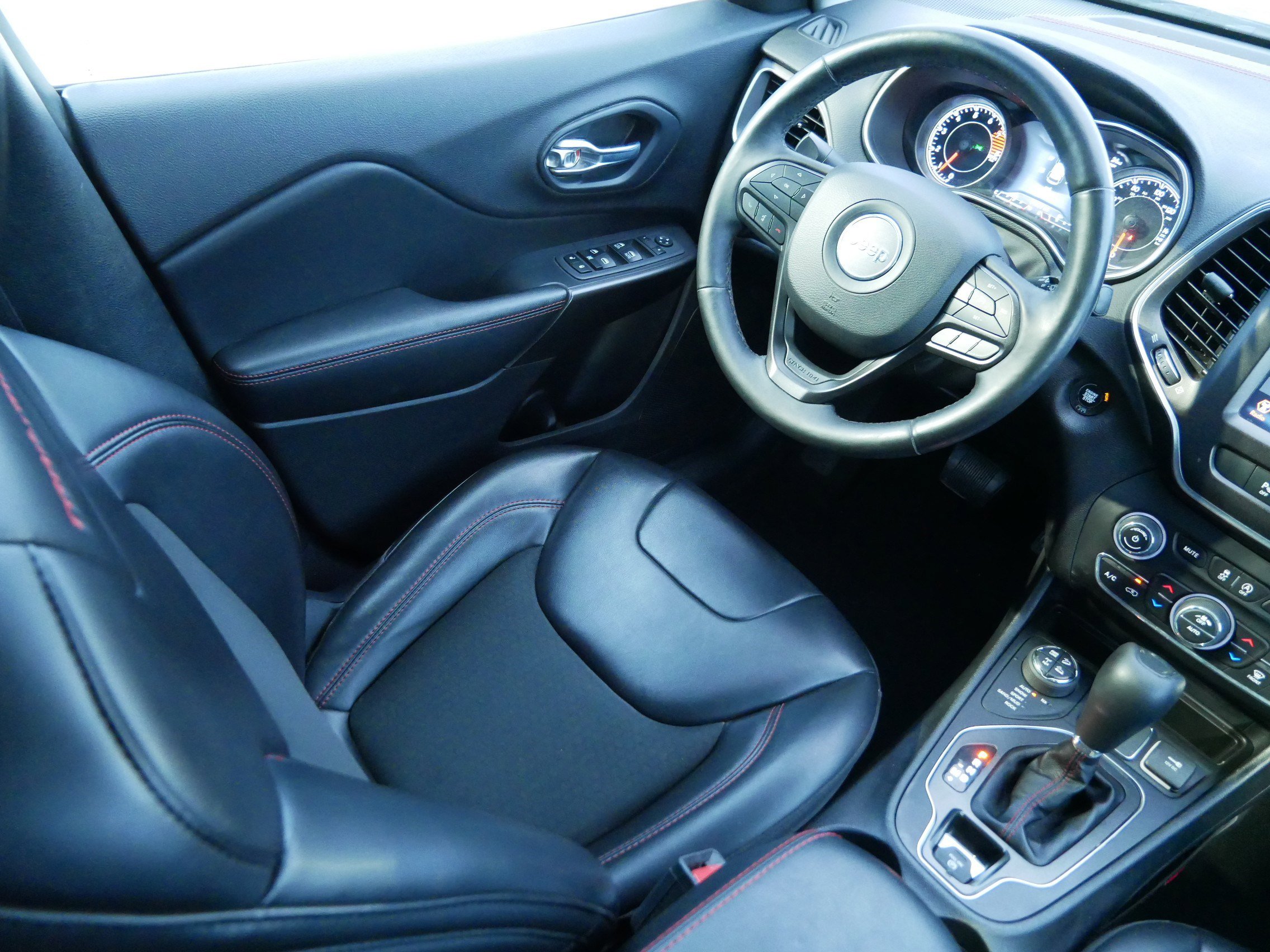 Used 2019 Jeep Cherokee Trailhawk w/ Cold Weather Group image 9