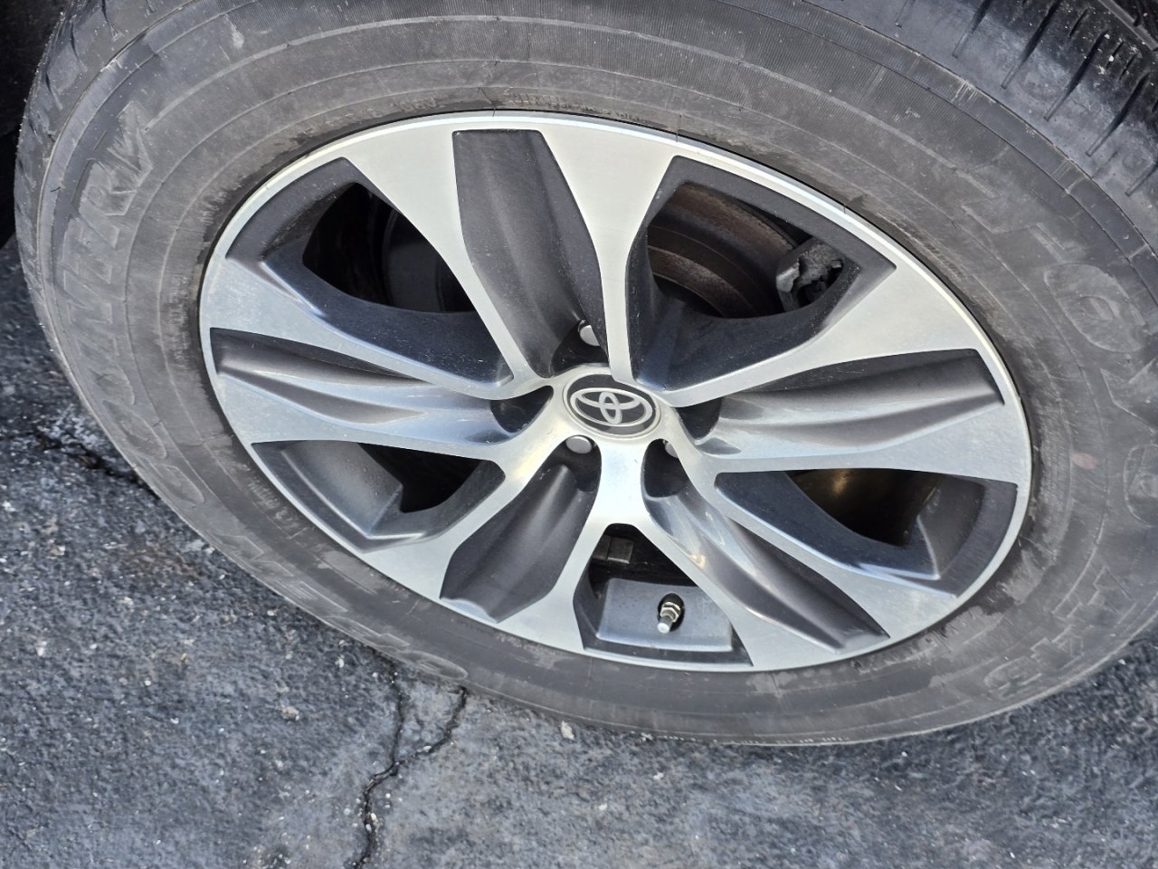 Used 2023 Toyota Highlander XLE image 25