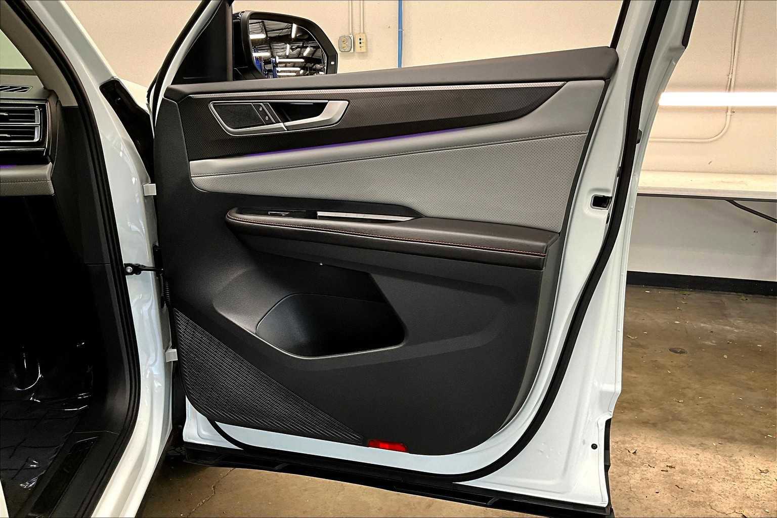 Used 2025 Volkswagen Atlas Peak Edition SE image 27