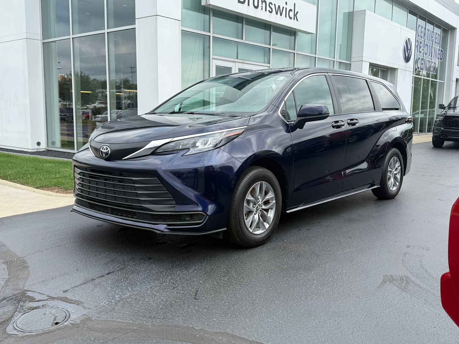 Certified 2026 Toyota Sienna LE AWD/4WD image 1