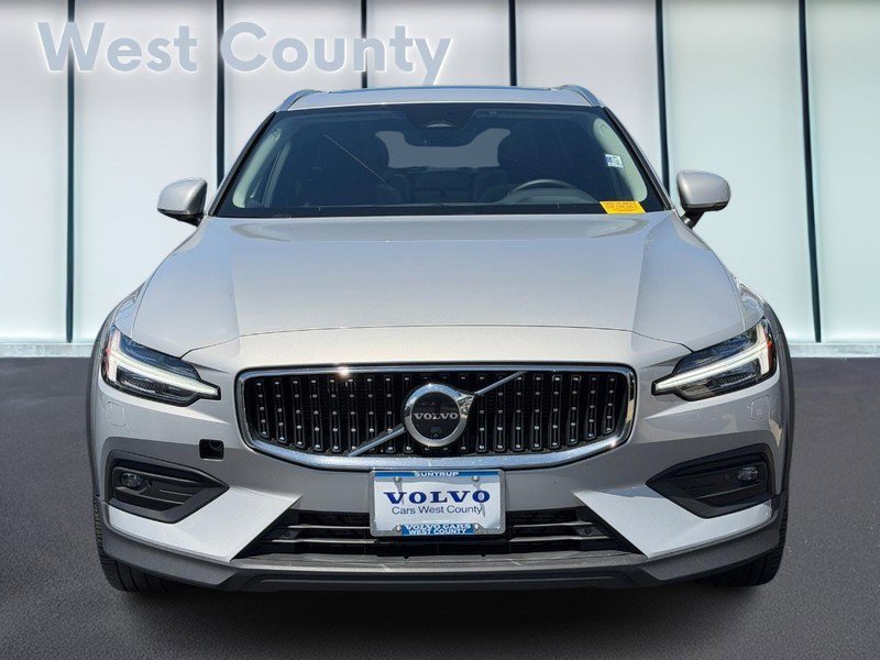 Certified 2025 Volvo V60 B5 Cross Country Plus AWD/4WD image 10
