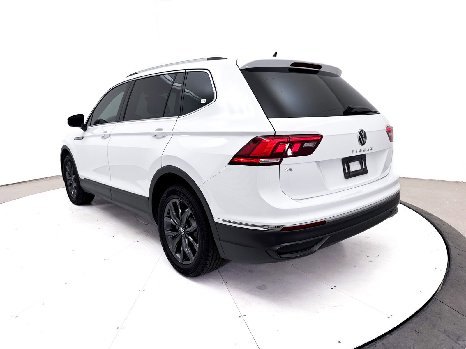 Used 2022 Volkswagen Tiguan SE FWD image 14