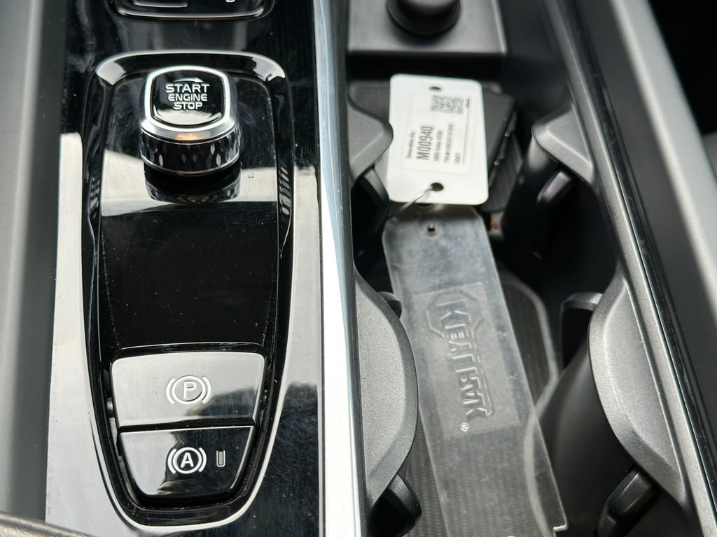 Used 2025 Volvo XC60 B5 Plus image 26