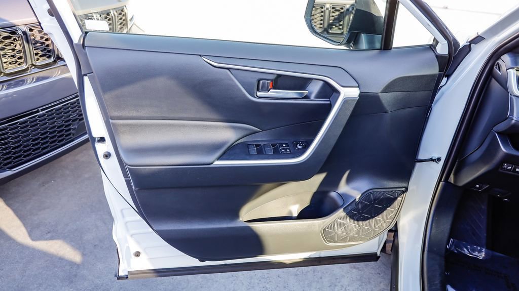 Used 2024 Toyota RAV4 SE image 22