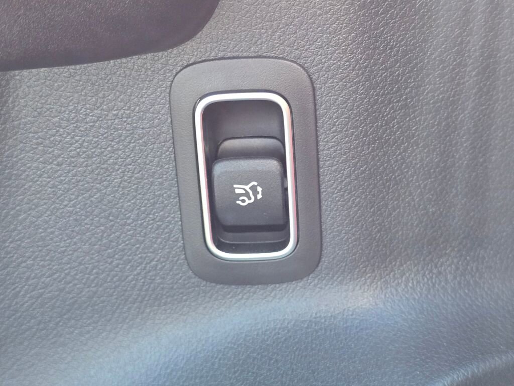 Certified 2025 Mercedes-Benz GLB 250 4MATIC image 37