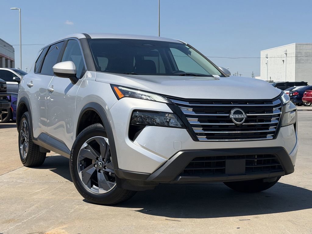 Used 2025 Nissan Rogue SV FWD image 2