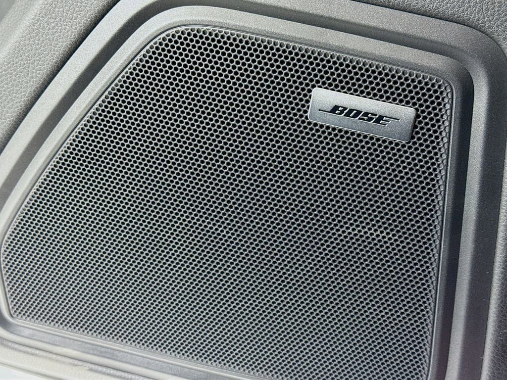 Certified 2025 Porsche Macan AWD/4WD image 12