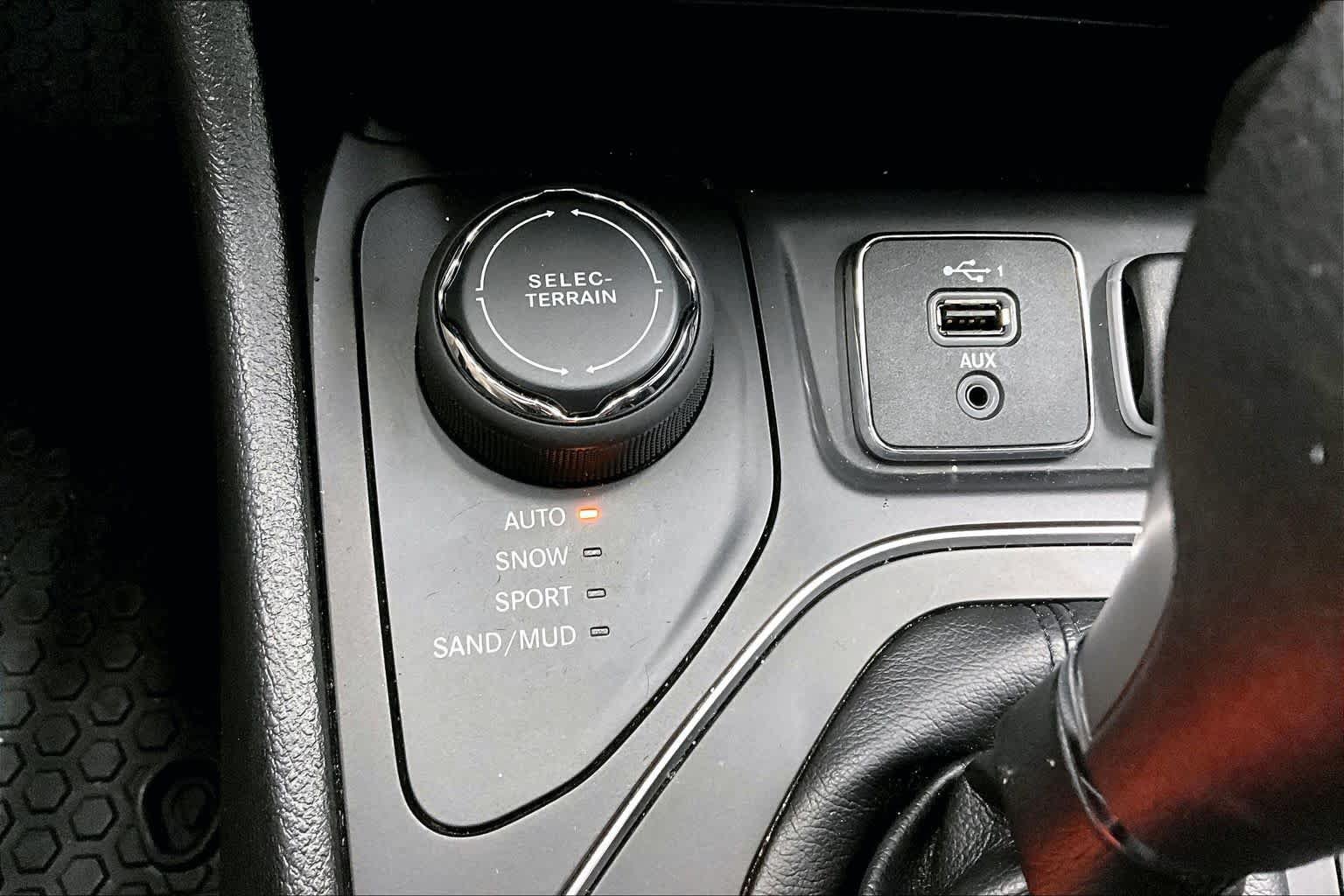 Used 2019 Jeep Cherokee Latitude w/ Cold Weather Group AWD/4WD image 33