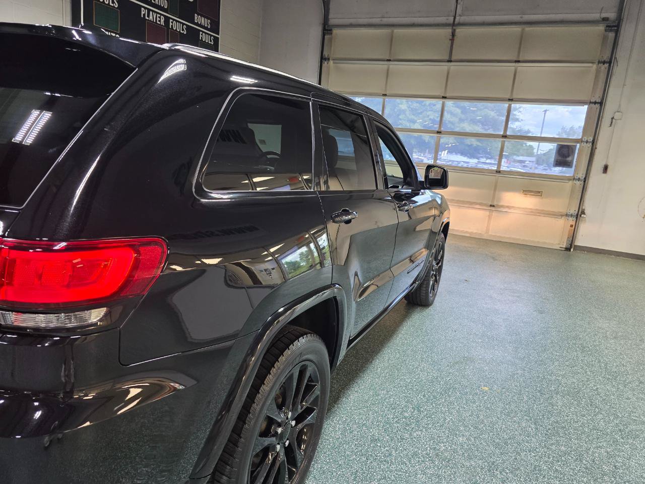 Used 2017 Jeep Grand Cherokee Altitude AWD/4WD image 7