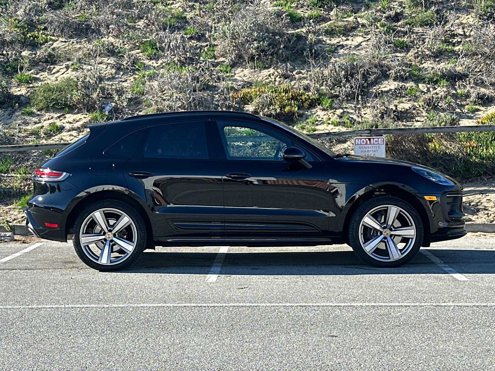Certified 2025 Porsche Macan AWD/4WD image 9