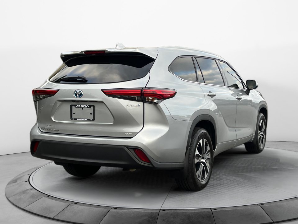 Used 2022 Toyota Highlander XLE AWD/4WD image 7