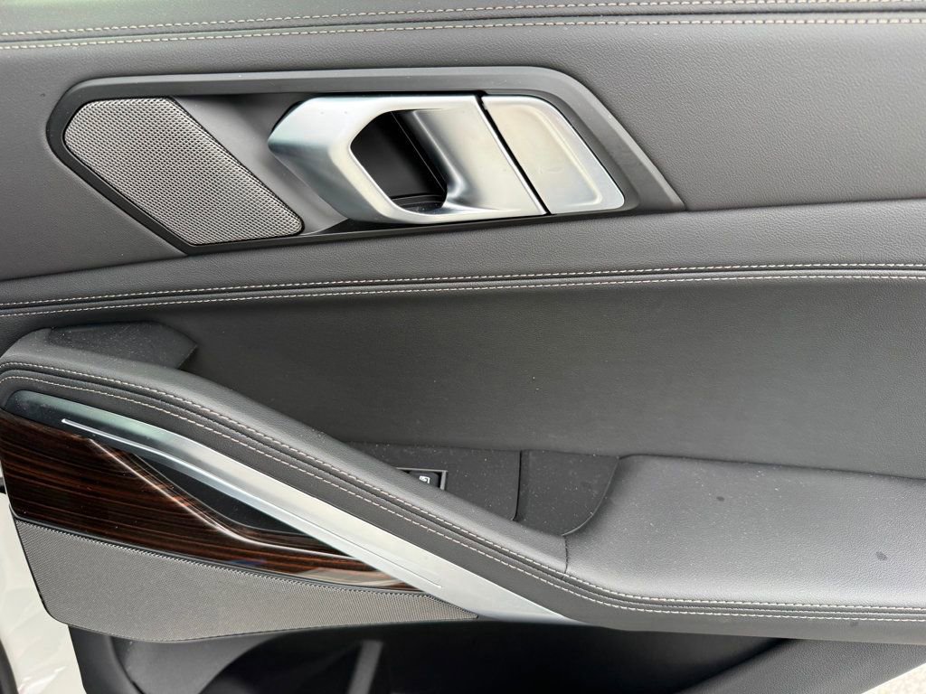 Used 2026 BMW X6 xDrive40i w/ Climate Comfort Package image 33