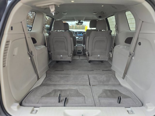 Used 2021 Chrysler Pacifica Touring image 41