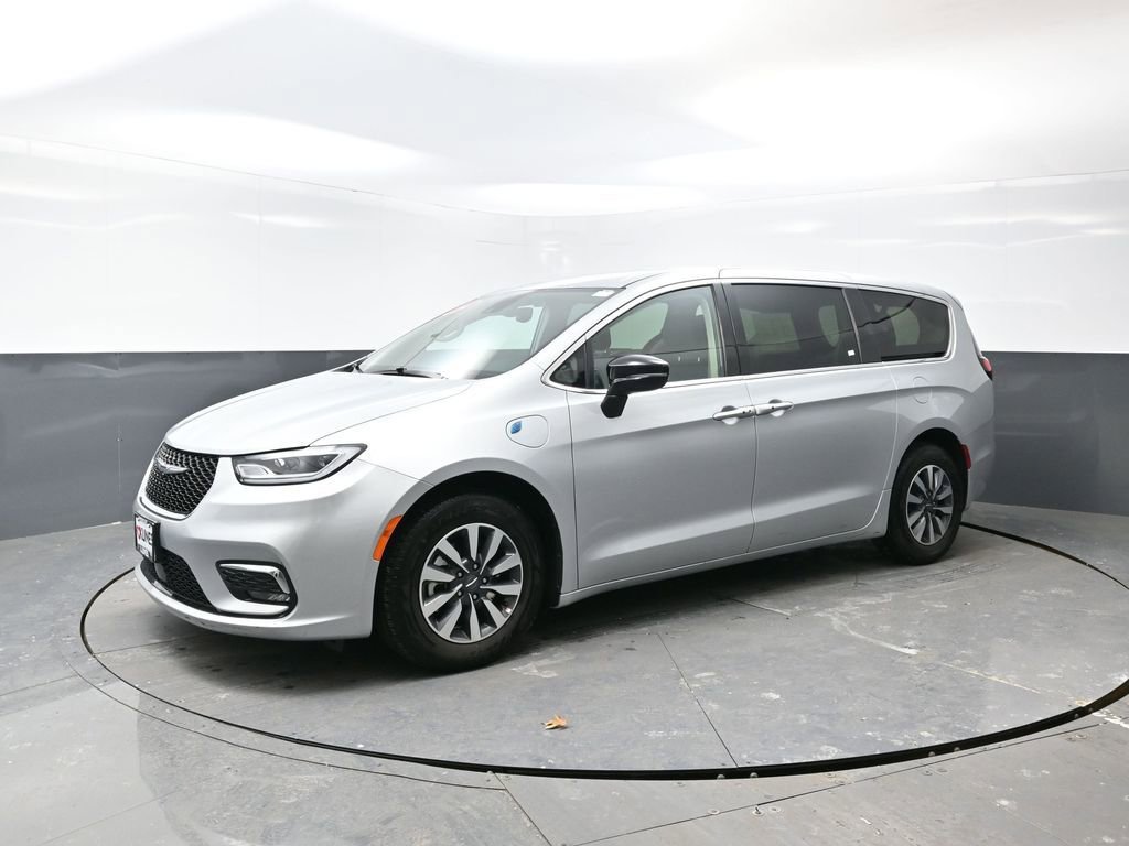 Used 2024 Chrysler Pacifica Select image 10