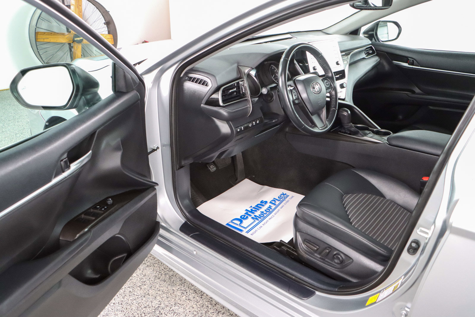 Used 2024 Toyota Camry SE w/ Cold Weather Package FWD image 3
