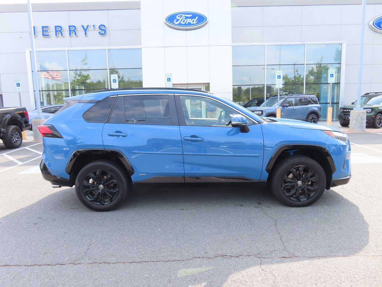 Used 2022 Toyota RAV4 SE w/ Convenience Package image 7
