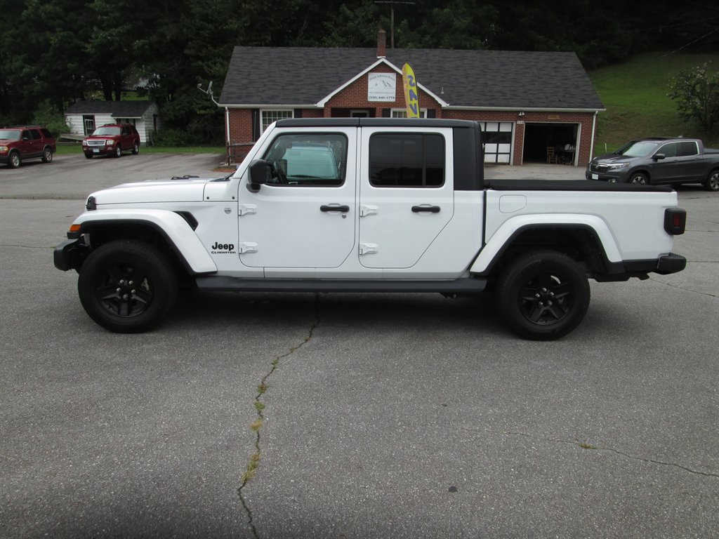 Used 2021 Jeep Gladiator Sport image 2