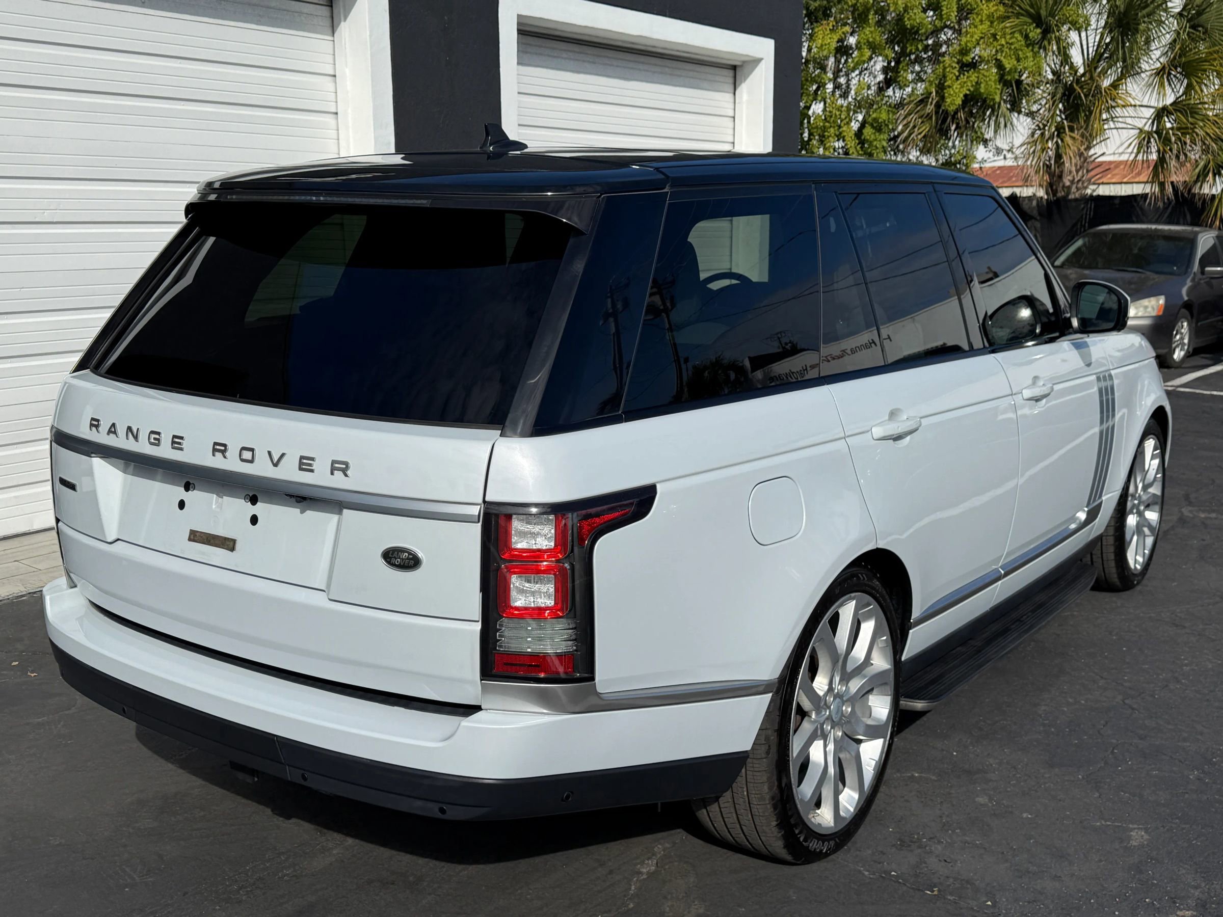 Used 2016 Land Rover Range Rover HSE image 10