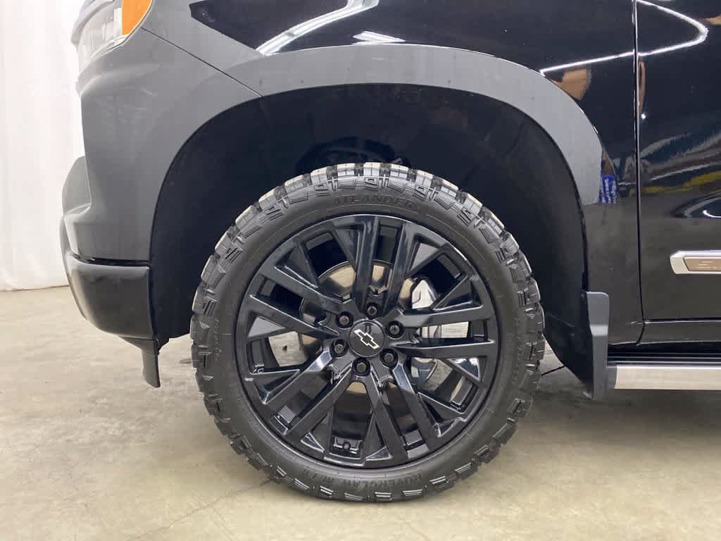 Used 2022 Chevrolet Silverado 1500 High Country w/ High Country Premium Package AWD/4WD image 11