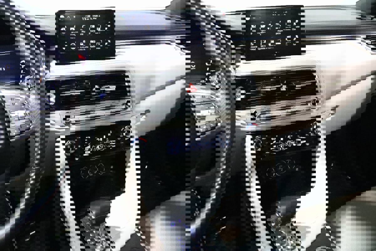 Used 2024 Genesis G70 2.5T image 42