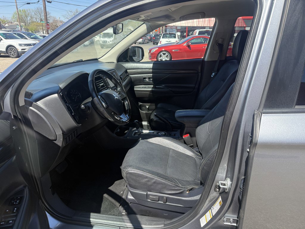 Used 2016 Mitsubishi Outlander SE AWD/4WD image 12